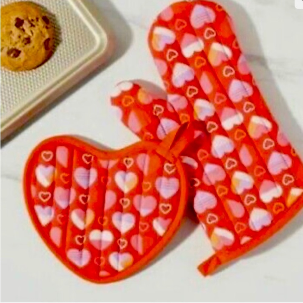 New with tag… Oven mitt and pot holder set